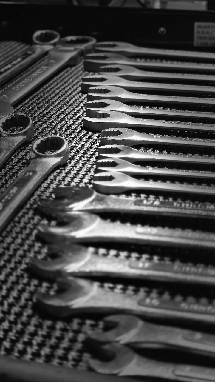 Combination wrenches arranged in a tool drawer